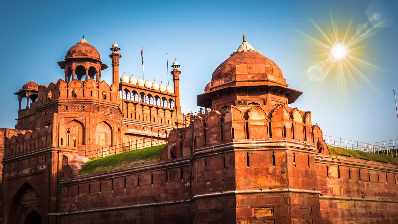 दिल्ली का लाल किला किसने बनवाया था